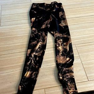 Black shiny old navy active workout pants.